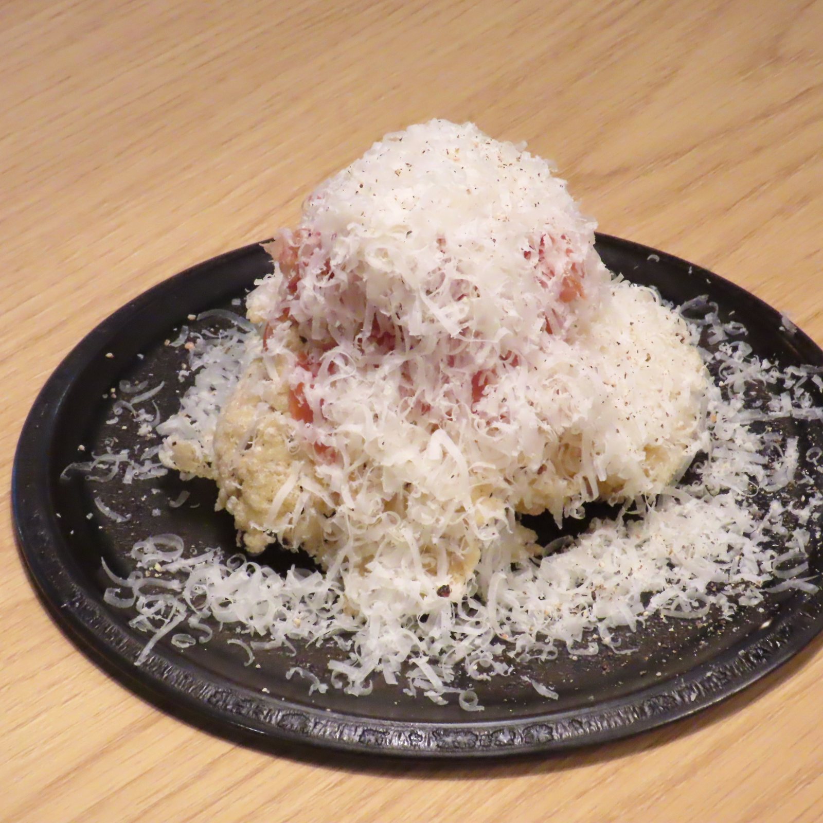おこげの上に生ハムと山盛りのチーズ
