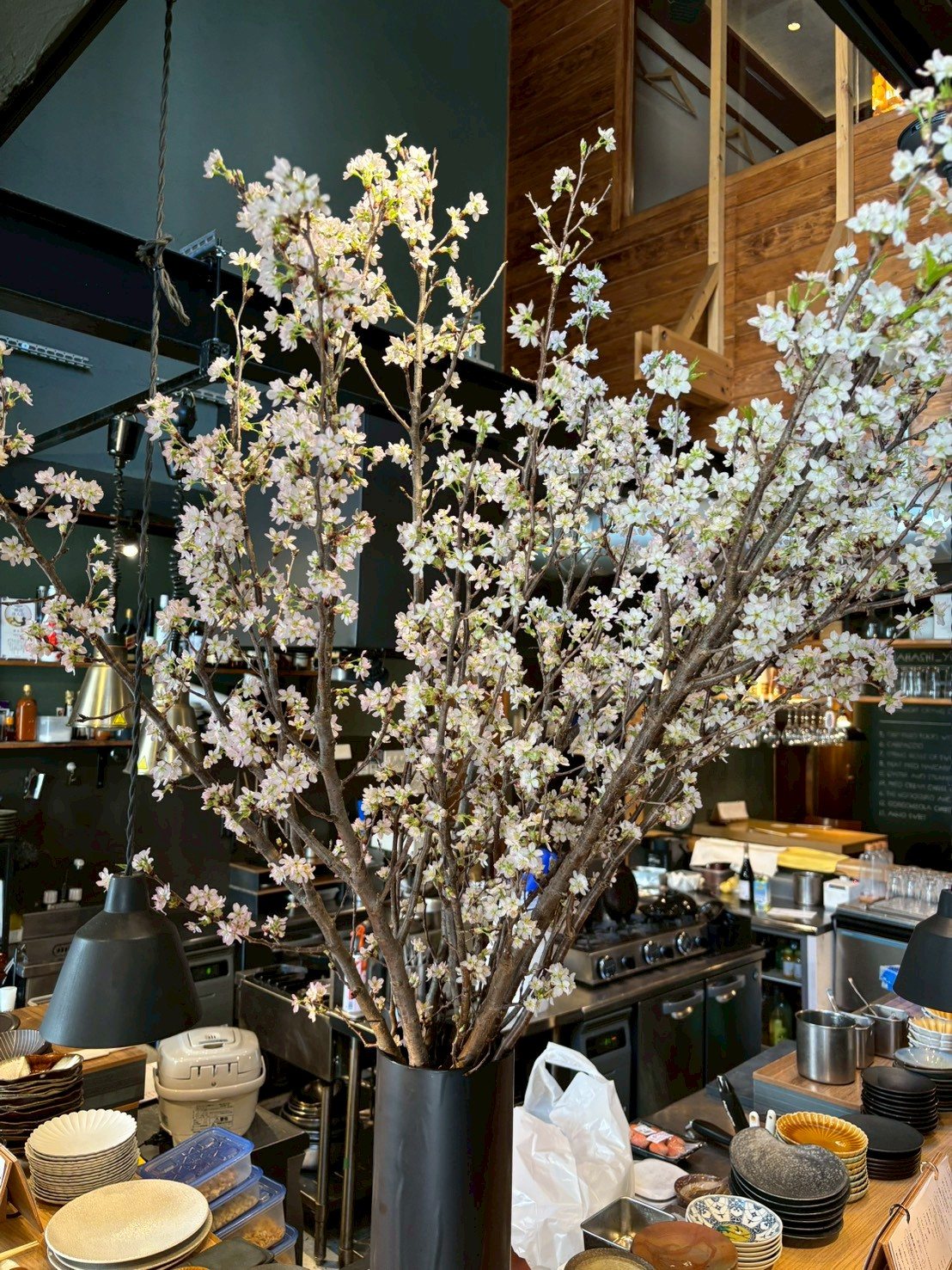 店内に飾られた満開の枝もの
